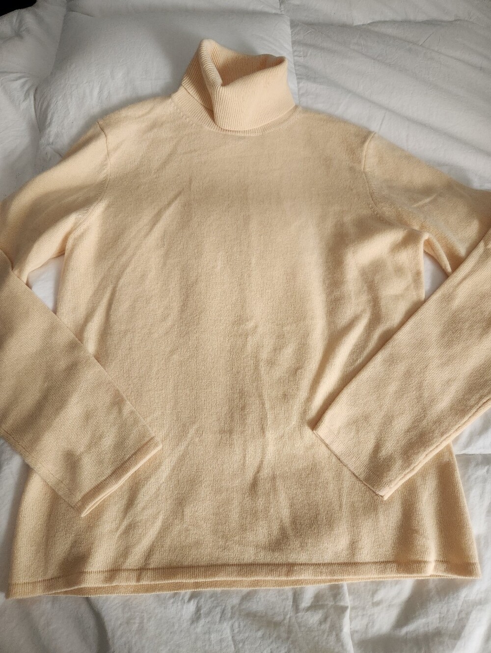 saks fifth avenue cashmere sweater Size L Yellow Turtleneck